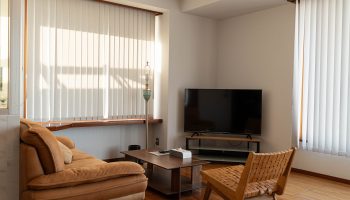 リビングダイニングの明るいインテリアと大きな窓