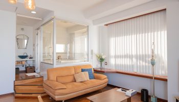 ソファでくつろげる開放的なリビングルーム