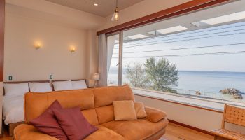 広々としたツインルームと大きな窓からの海の景色