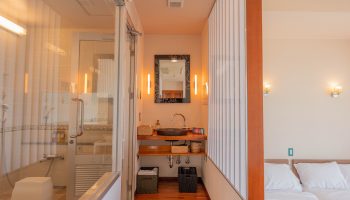 洗面台とシャワールームを備えた清潔なバスルーム